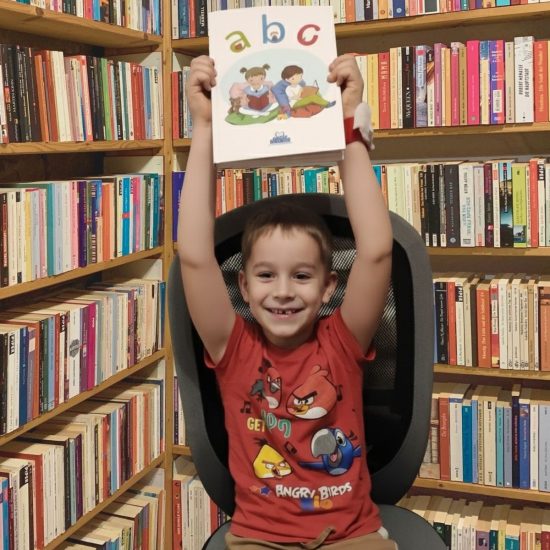 Kisfiú abc könyvvel